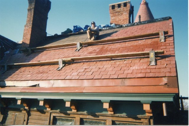 WATERTIGHT AT LAST: THE LAST TILES ARE INSTALLED ON THE MANSION’S ROOF